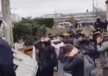 法国百余学生闹事被逮捕：双手抱头排排跪好（组图） - 2