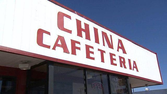 美国男子在中餐馆吃完饭不给钱，华人员工开枪将其击倒误伤同事
