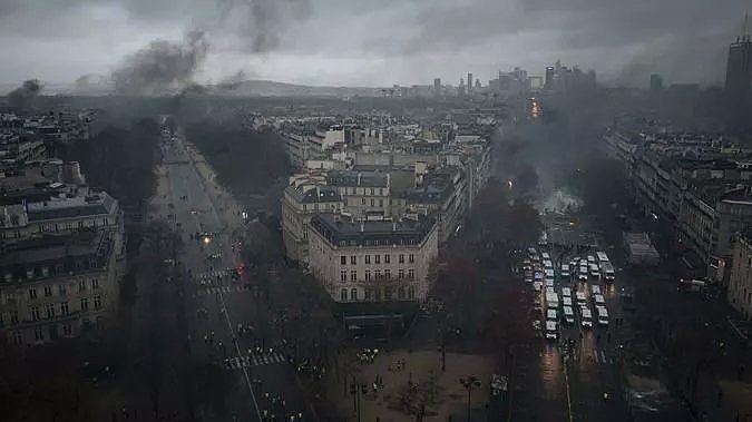 巴黎周六变“死城”！装甲车进城、景点关闭、比赛取消、商店死锁橱窗，9万警员出动！（组图） - 1