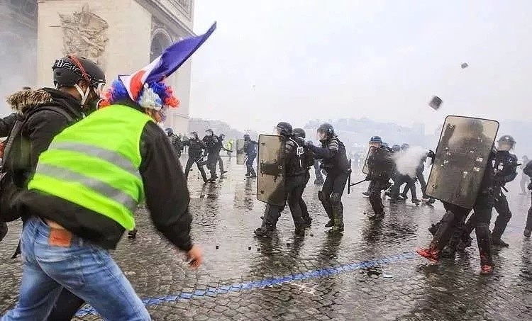巴黎周六变“死城”！装甲车进城、景点关闭、比赛取消、商店死锁橱窗，9万警员出动！（组图） - 7