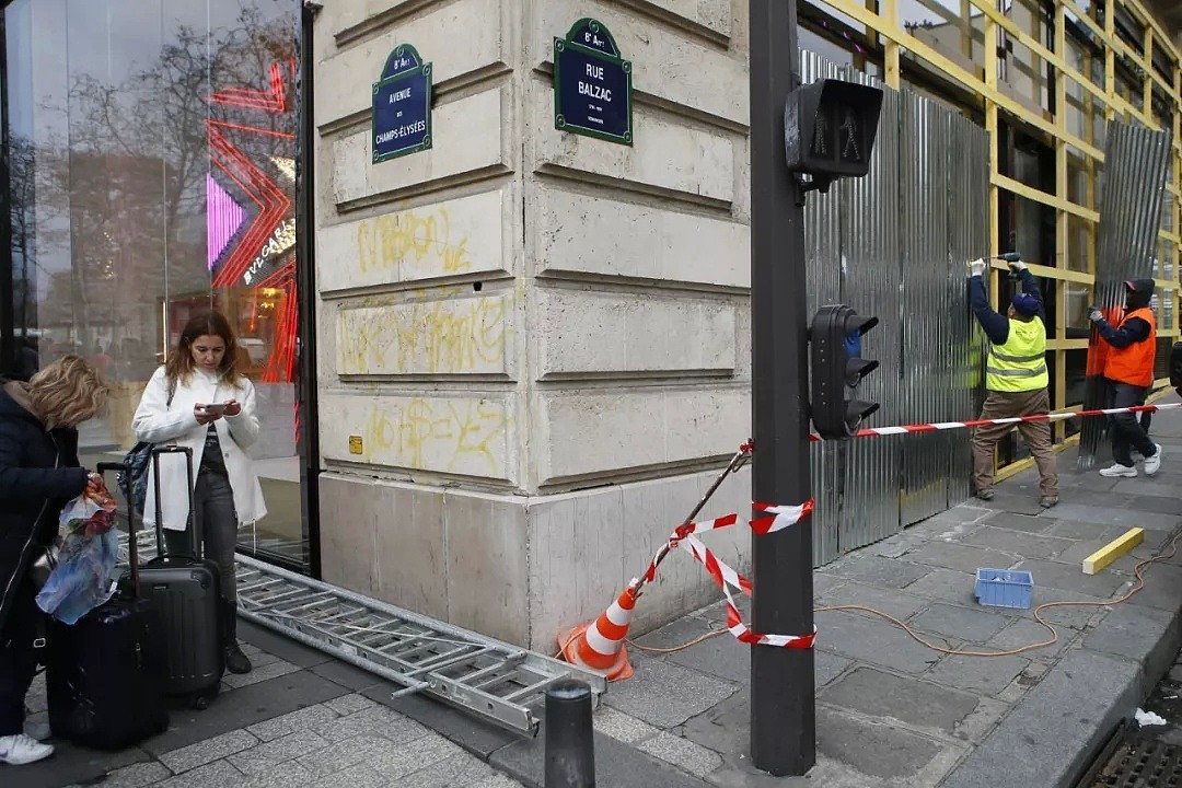 巴黎周六变“死城”！装甲车进城、景点关闭、比赛取消、商店死锁橱窗，9万警员出动！（组图） - 14