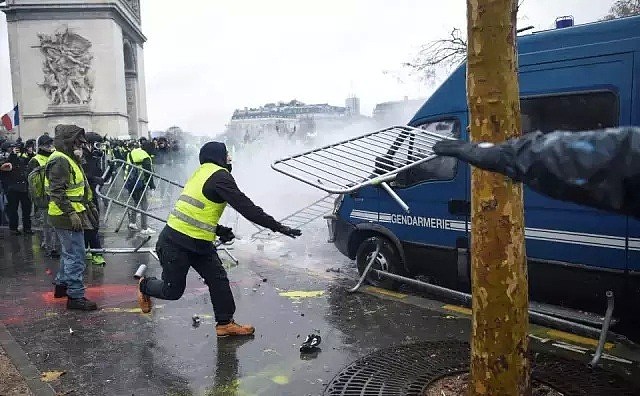 巴黎周六变“死城”！装甲车进城、景点关闭、比赛取消、商店死锁橱窗，9万警员出动！（组图） - 43