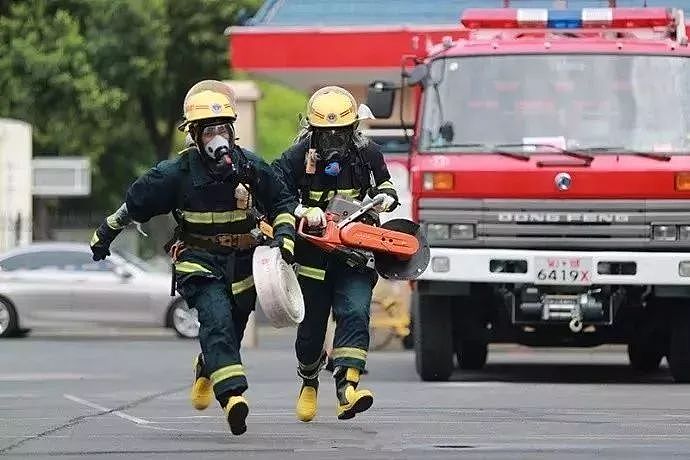 23岁消防员救落水老人牺牲，别再问值不值了!（组图） - 19