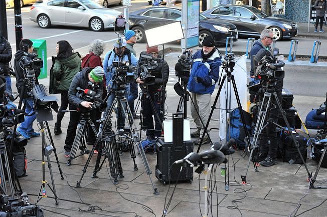 孟晚舟在温哥华出庭，媒体大阵仗在法庭外守候。 (Getty Images)