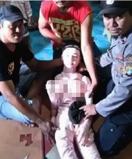 印尼渔民捡到天使全村膜拜，专家：是充气娃娃…（组图） - 5