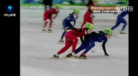 无语！韩国短道速滑又双叒叕下黑手 ，中国选手直接被推摔出赛道！韩国，你手能干净点吗？（视频/组图） - 43