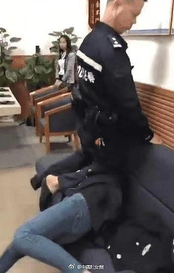 女子遭警察暴力锁喉 警方：警告无效 徒手约束（视频/组图） - 2