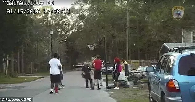 一群熊孩子打篮球吵到邻居报警，结果他们迎来了一位最暖心的警察！ - 5