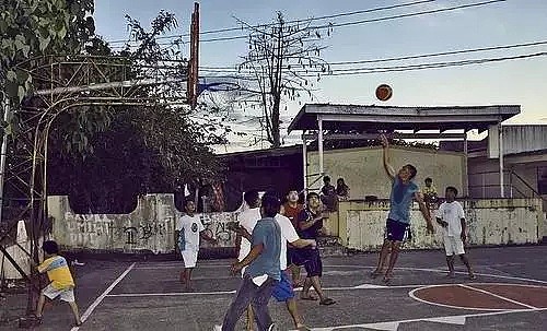 一群熊孩子打篮球吵到邻居报警，结果他们迎来了一位最暖心的警察！ - 7