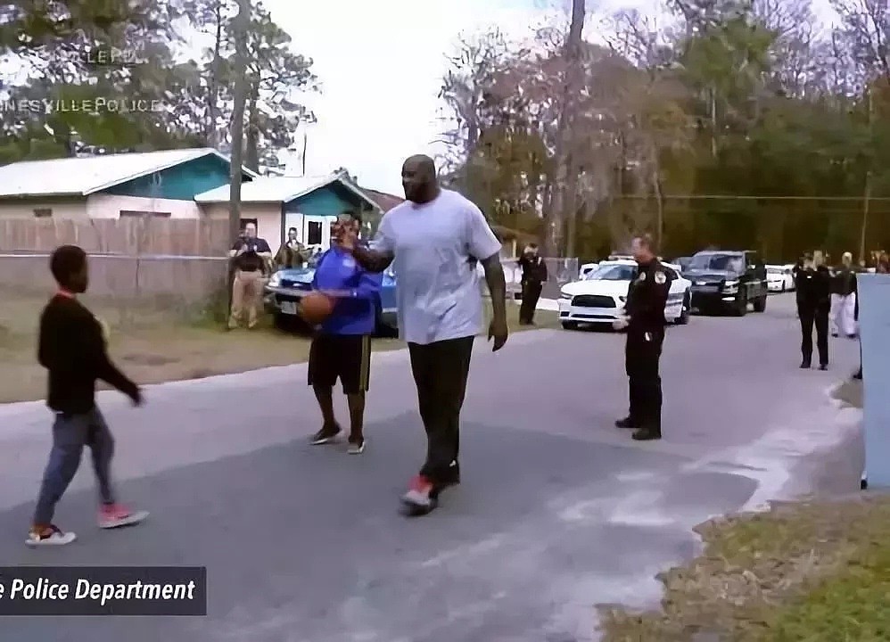 一群熊孩子打篮球吵到邻居报警，结果他们迎来了一位最暖心的警察！ - 17