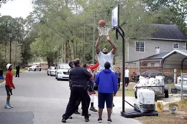 一群熊孩子打篮球吵到邻居报警，结果他们迎来了一位最暖心的警察！ - 18