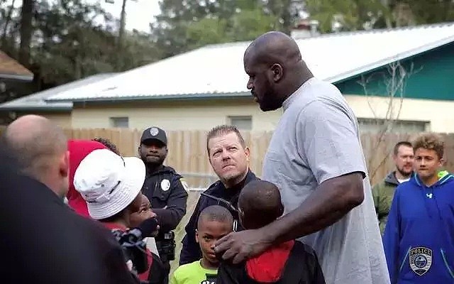 一群熊孩子打篮球吵到邻居报警，结果他们迎来了一位最暖心的警察！ - 25
