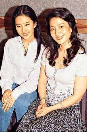 刘亦菲59岁母亲近照曝光，黑色短袖一头卷发，被赞美过女儿刘亦菲