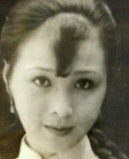 刘亦菲59岁母亲近照曝光，黑色短袖一头卷发，被赞美过女儿刘亦菲
