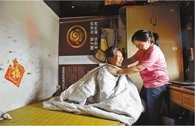 “新型女保姆”定期与老人“睡觉”，被查出艾滋，保姆：不知是谁（组图） - 3