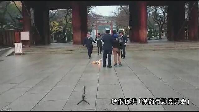 中国籍男子在日本靖国神社门前点燃报纸 被日逮捕（组图） - 2