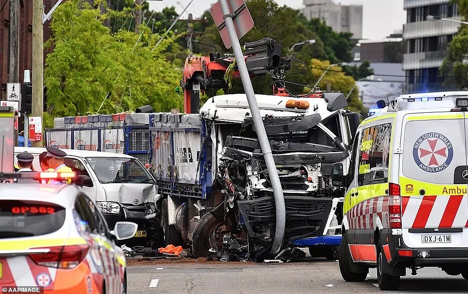 1死6伤！悉尼内城区今晨惨烈车祸，卡车径直撞人群！（组图） - 1