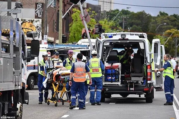 1死6伤！悉尼内城区今晨惨烈车祸，卡车径直撞人群！（组图） - 9