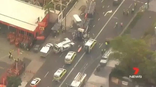 1死6伤！悉尼内城区今晨惨烈车祸，卡车径直撞人群！（组图） - 11