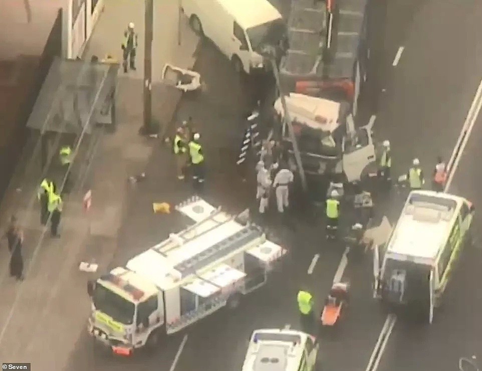 1死6伤！悉尼内城区今晨惨烈车祸，卡车径直撞人群！（组图） - 14