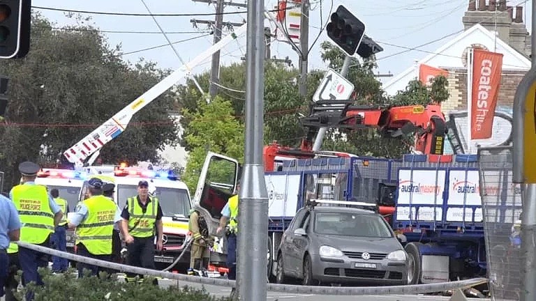 1死6伤！悉尼内城区今晨惨烈车祸，卡车径直撞人群！（组图） - 18