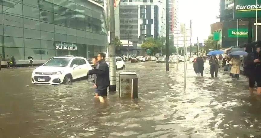 墨尔本当选全球最浪城市！马路变水路，开车变划船，这样墨尔本人还乐呵呵去看了露天演唱会...（组图） - 15