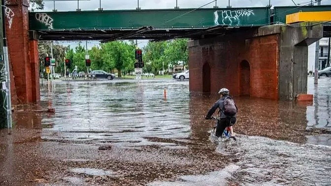 墨尔本当选全球最浪城市！马路变水路，开车变划船，这样墨尔本人还乐呵呵去看了露天演唱会...（组图） - 24