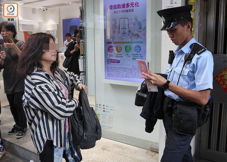 天上真掉钱了！香港区块链第一人天台撒钞票引疯抢（图） - 7