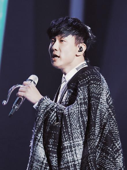 林俊杰唱了两首歌就登上韩国热搜第一，网友：太长脸了！