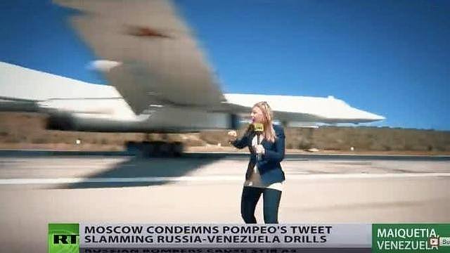 美女记者冒险直播轰炸机起飞，上跑道差点被削头（视频/组图） - 1