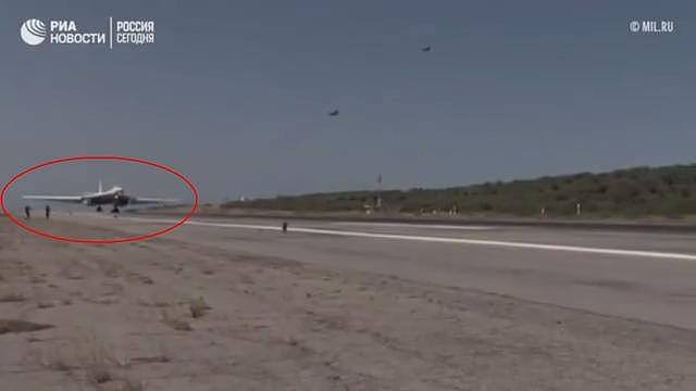 美女记者冒险直播轰炸机起飞，上跑道差点被削头（视频/组图） - 2