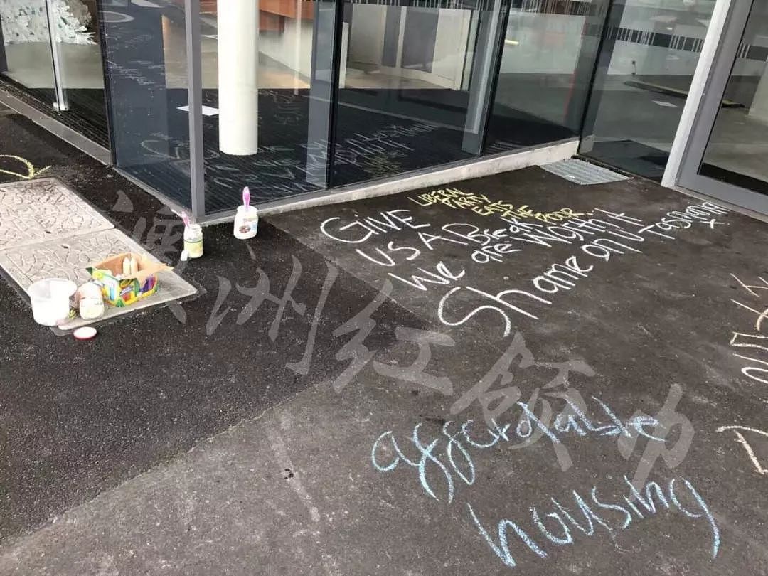 怒！澳洲大学将大量毕业生从学生公寓中强制赶出，中国学生写中文抗议！（图） - 2