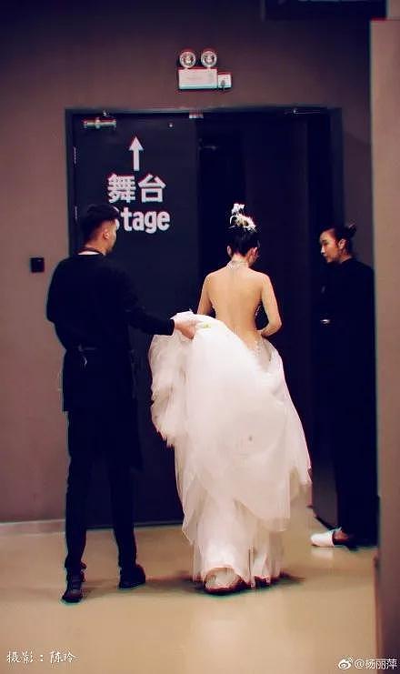 60岁杨丽萍穿露背装，一张背影照引来无数惊叹：宛如少女！（视频/组图） - 1