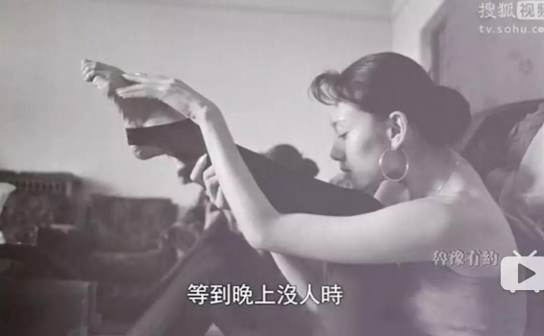 60岁杨丽萍穿露背装，一张背影照引来无数惊叹：宛如少女！（视频/组图） - 11
