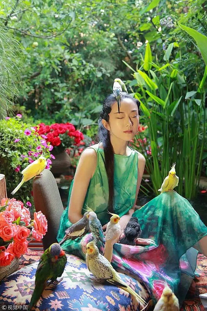 60岁杨丽萍穿露背装，一张背影照引来无数惊叹：宛如少女！（视频/组图） - 24