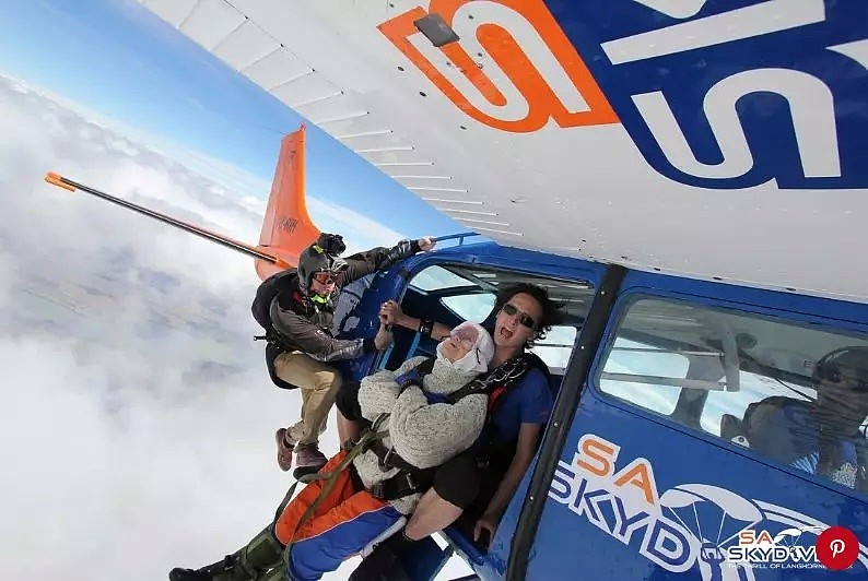 102岁老奶奶从4000米高空一跃而下，惊呆众人，背后的原因竟然是这样……（组图） - 21