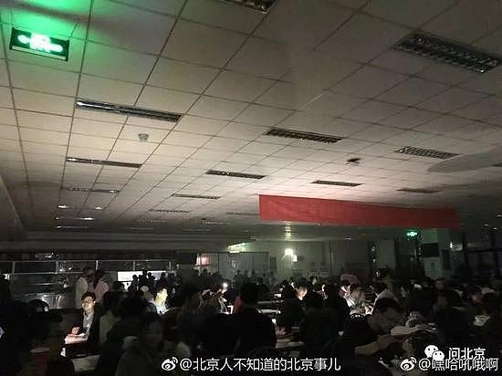 北航食堂着火 学生淡定吃饭上热搜 网友：吃货