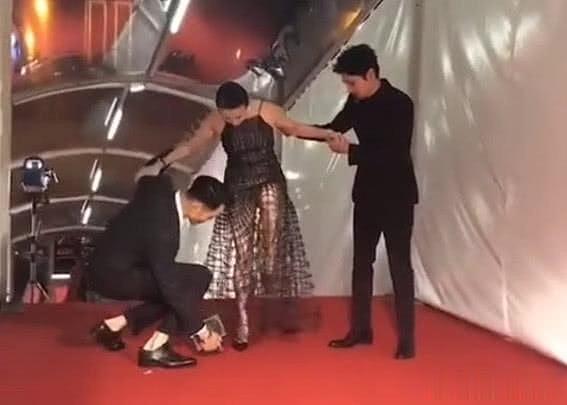 刘嘉玲参加活动不慎鞋子掉了，谁注意到她的裙子，网友：一目了然（组图） - 3