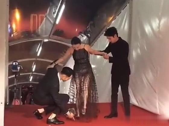 刘嘉玲参加活动不慎鞋子掉了，谁注意到她的裙子，网友：一目了然（组图） - 4