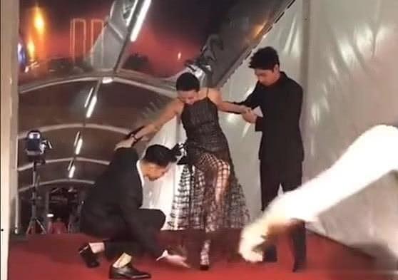 刘嘉玲参加活动不慎鞋子掉了，谁注意到她的裙子，网友：一目了然（组图） - 5
