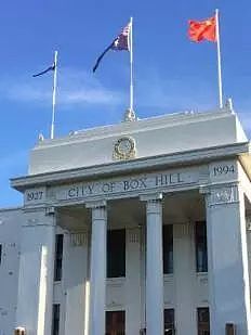 墨尔本Box Hill悬挂中国国旗，因这事，白马市的议员们打起来了！ - 2