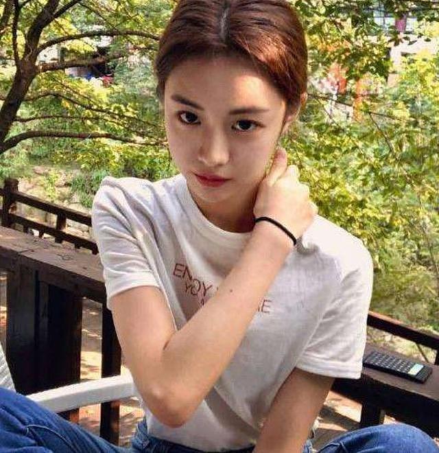 韩国女孩被称赞“亚洲最美面孔”，漂亮得差点被误认是软件合成
