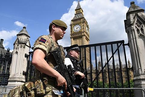 0_TOPSHOT-A-British-Army-soldier-patrols.jpg
