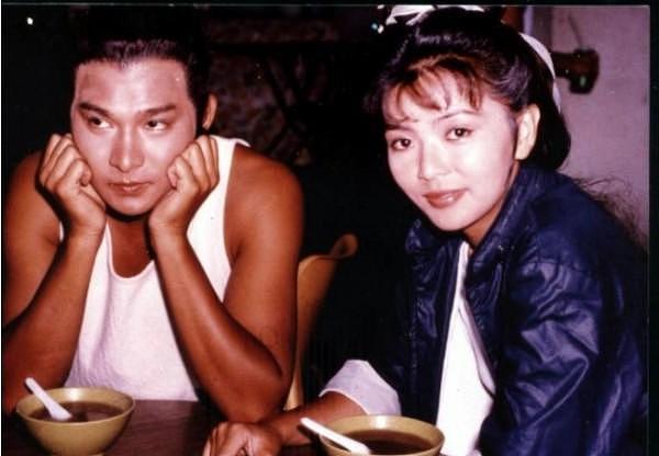 刘德华与暗恋对象陈玉莲35年后再度同框，两人的动作很是亲密！