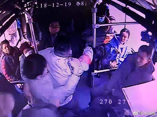 男子公交车上猥亵女乘客 司机制止被殴打撕裂耳朵