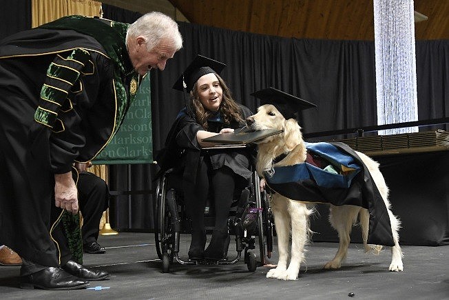 跟主人一起毕业！忠犬获美国大学荣誉学位（组图） - 1