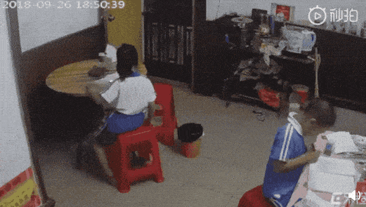 看哭了！小女孩遭家暴成一家人出气筒，深圳公安介入调查（视频/组图） - 3