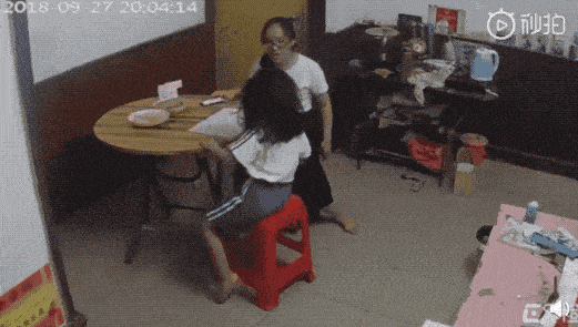 看哭了！小女孩遭家暴成一家人出气筒，深圳公安介入调查（视频/组图） - 9
