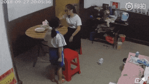 看哭了！小女孩遭家暴成一家人出气筒，深圳公安介入调查（视频/组图） - 11
