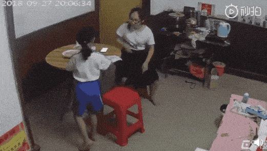 看哭了！小女孩遭家暴成一家人出气筒，深圳公安介入调查（视频/组图） - 12